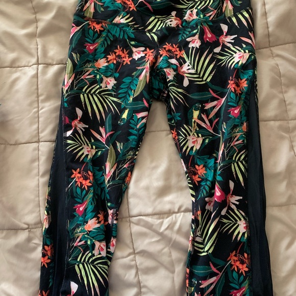 Old Navy Crops Hawaiian print, medium - Picture 2 of 4
